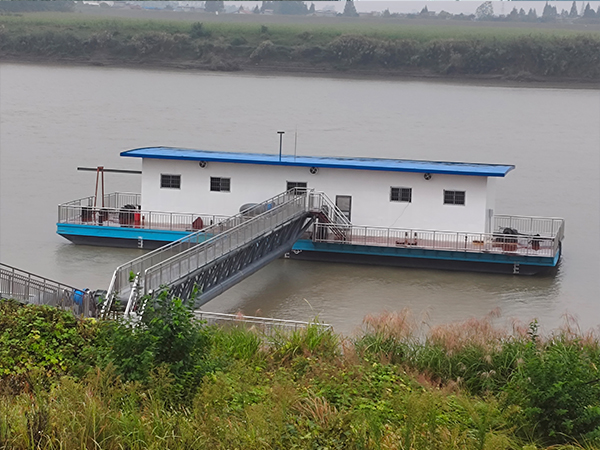 多级浮箱摇臂式取水泵船